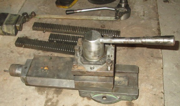 станок токарно винторезный ит-1м агрегаты передняя бабка ит-1м . фартук ит-1м. коробка подач ит-1м. суппорт ит-1м. резцедержатель ит-1м. продольльные поперечные салазки ит-1м.  шпиндельная бабка ит-1м. коробка скоростей ит-1м. суппорт 1а616 ,задняя бабка 1а616.корпус коробки скоростей  1а616 с крышкой рычагами Коробка скоростей токарно-винторезного станка 1А616, задняя бабка, патрон токарный, коробка передач, суппорт 1а616,валы станок ит-1м. запчасти на станок ит-1м Тумбы и охлаждение - ИТ-1М.12.000; ИТ-1М.14.000* Коробка подач - 16Б20П.070.000-03 Бабка передняя - ИТ-1М.22.000 Пульт управления - ИТ-1М.81.000 Ограждение патрона - ИТ-1М.78.000; ИТ-1ГМ.79.000** Суппорт - ИТ-1М.60.000 Бабка задняя - ИТ-1М.40.000 Фартук - 16Б16П.061.000.01 Станина - ИТ-1М.10.000; ИТ-1М.11.000* Редуктор - ИТ-1М.20.000 Агрегат смазки - ИТ-1М.75.000